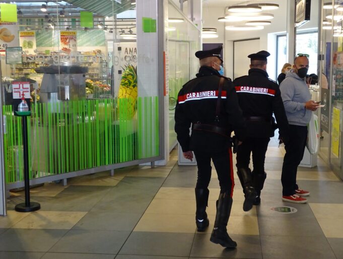 Cagliari, rubava in farmacia: riconosciuto per la canottiera da basket