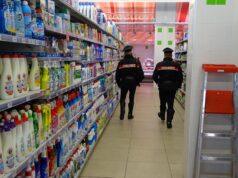 Rubano quattro cartucce per stampante al Carrefour: denunciate due donne