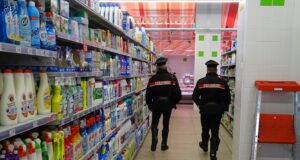 Rubano quattro cartucce per stampante al Carrefour: denunciate due donne