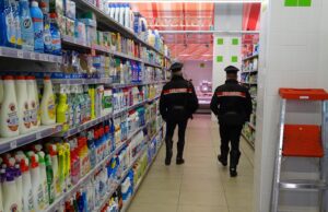 Rubano quattro cartucce per stampante al Carrefour: denunciate due donne