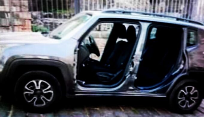 Catania, cagliaritani parcheggiano l’auto ma la ritrovano senza sportelli