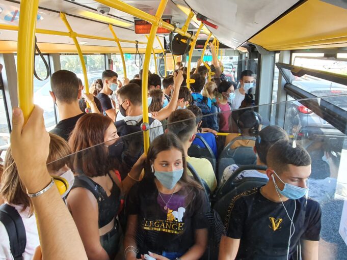 Scuola, Progressisti all’attacco: studenti costretti a viaggiare ammassati