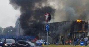 Aereo da turismo diretto a Olbia precipita nella periferia di Milano