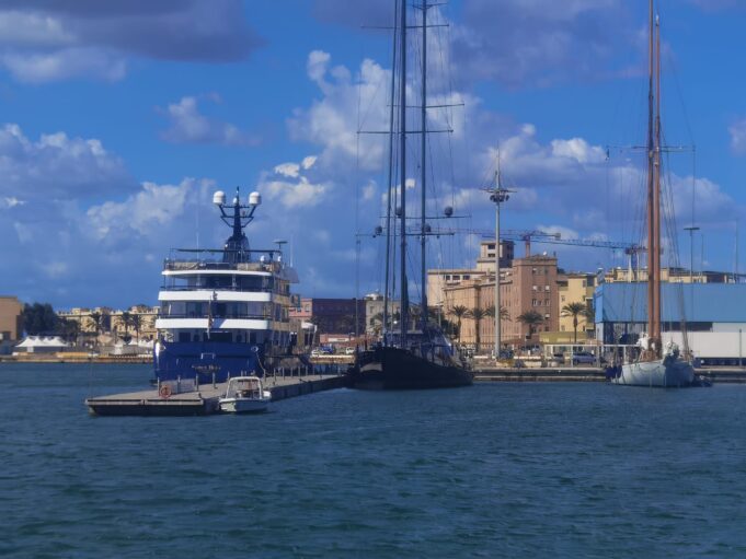 Force Blue, il super yacht di Flavio Briatore fa tappa a Cagliari