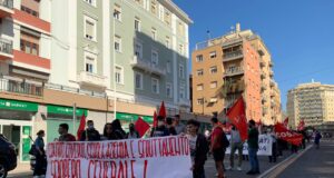 Basta classi pollaio e sfruttamento scuola-lavoro: studenti in piazza anche a Cagliari