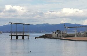 Marina Piccola, via le transenne: sparisce mezza passerella