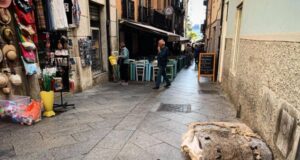 Storie di inciviltà: antico materasso ritrovato nelle strade della Marina