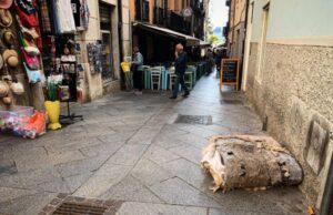 Storie di inciviltà: antico materasso ritrovato nelle strade della Marina