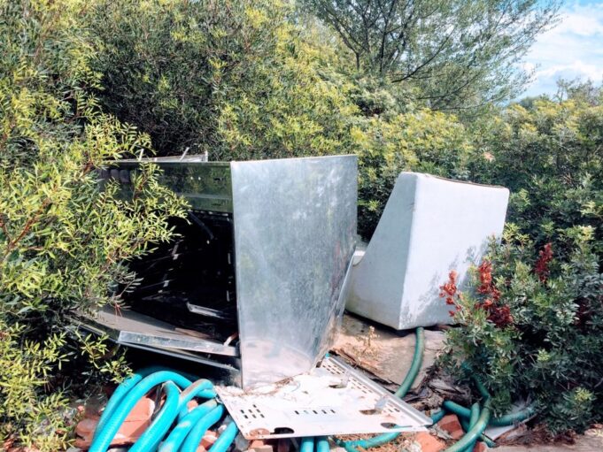 Monte Claro, cumuli di immondizia vicino all’ex manicomio