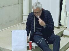 Josè Mourinho, cena sui gradini dopo i tre punti a Cagliari