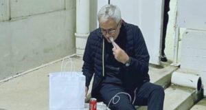 Josè Mourinho, cena sui gradini dopo i tre punti a Cagliari