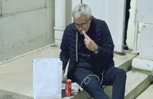 Josè Mourinho, cena sui gradini dopo i tre punti a Cagliari