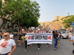 No green pass in piazza a Cagliari: tutti per mano al grido di “Trieste”