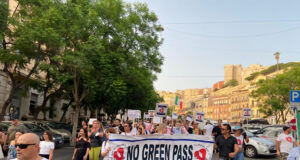 No green pass in piazza a Cagliari: tutti per mano al grido di “Trieste”