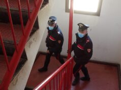 Cocaina ed eroina nascoste tra le porte scorrevoli di un ascensore