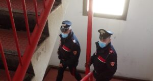 Cocaina ed eroina nascoste tra le porte scorrevoli di un ascensore