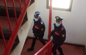 Cocaina ed eroina nascoste tra le porte scorrevoli di un ascensore