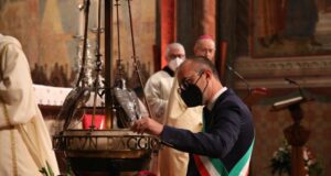 Il sindaco di Cagliari accende la lampada di San Francesco ad Assisi | Reportage