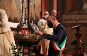 Il sindaco di Cagliari accende la lampada di San Francesco ad Assisi | Reportage