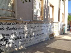 “Non sprecare tempo con uno stupido cellulare, goditi la vita” | La scritta all’Università di Cagliari