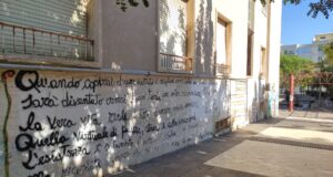 “Non sprecare tempo con uno stupido cellulare, goditi la vita” | La scritta all’Università di Cagliari