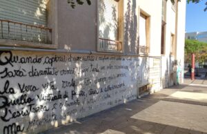 “Non sprecare tempo con uno stupido cellulare, goditi la vita” | La scritta all’Università di Cagliari