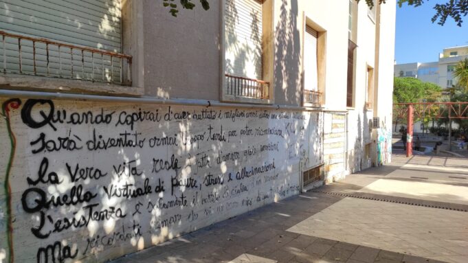 “Non sprecare tempo con uno stupido cellulare, goditi la vita” | La scritta all’Università di Cagliari