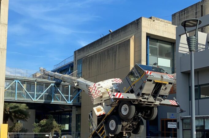 Cittadella universitaria di Monserrato, cade una gru durante i lavori