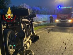 Finisce a bordo della carreggiata e l’auto si ribalta, conducente in codice giallo