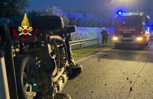 Finisce a bordo della carreggiata e l’auto si ribalta, conducente in codice giallo