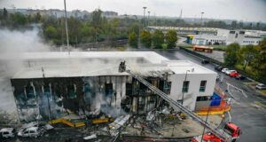 Aereo precipitato a San Donato, i testimoni: ha preso fuoco prima di cadere