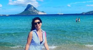 Geppi Cucciari in Sardegna: “Casa, sempre casa e il bagno il 3 ottobre”