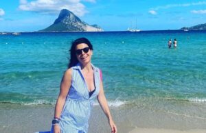 Geppi Cucciari in Sardegna: “Casa, sempre casa e il bagno il 3 ottobre”