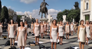 Le hostess ex Alitalia scendono in piazza contro Ita Airways