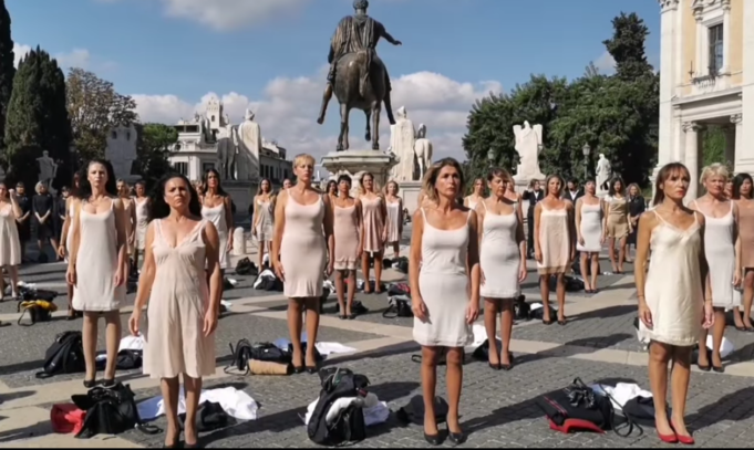 Le hostess ex Alitalia scendono in piazza contro Ita Airways