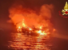 Grossa imbarcazione prende fuoco a Siniscola, salvate quattro persone a bordo