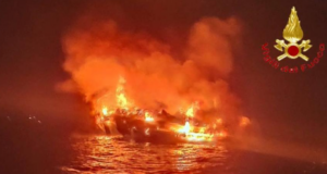Grossa imbarcazione prende fuoco a Siniscola, salvate quattro persone a bordo