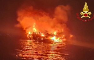 Grossa imbarcazione prende fuoco a Siniscola, salvate quattro persone a bordo