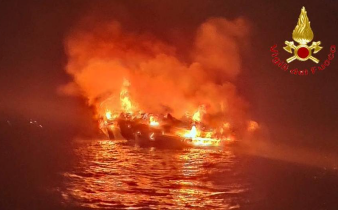 Grossa imbarcazione prende fuoco a Siniscola, salvate quattro persone a bordo