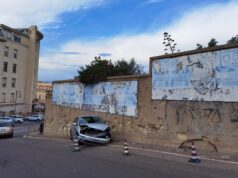 Incidente in via Anfiteatro, tampona un’auto e si dà alla fuga