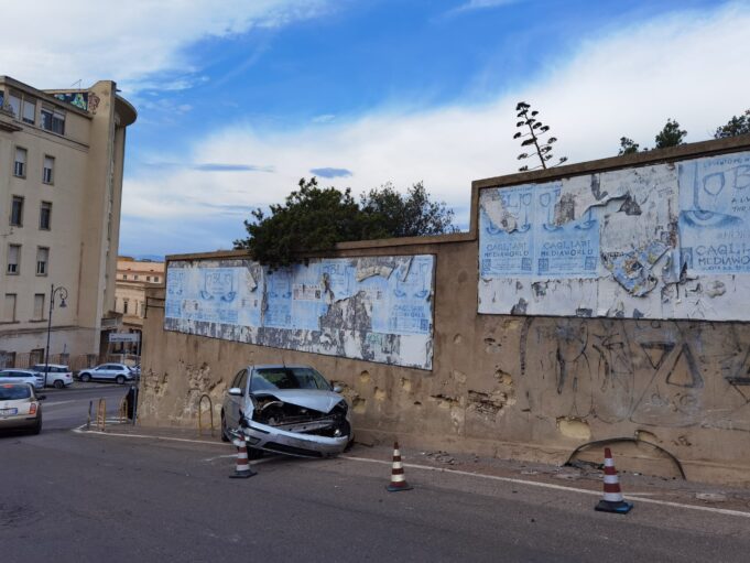 Incidente in via Anfiteatro, tampona un’auto e si dà alla fuga