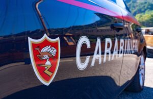 Trasportava all’interno dell’auto un’ascia di quaranta centimetri