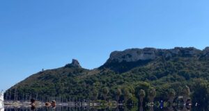 Il lungomare del Poetto sembra uno specchio
