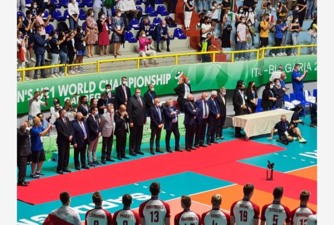 Mondiali di Volley, la foto che imbarazza: solo uomini ai vertici del mondo sportivo