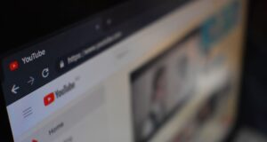 Fake news sui vaccini, YouTube rimuove 130mila video