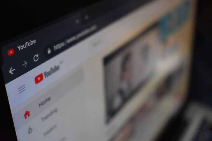 Fake news sui vaccini, YouTube rimuove 130mila video