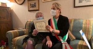 Una pergamena del Comune di Cagliari alla nuova centenaria