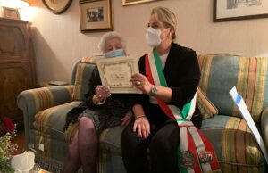 Una pergamena del Comune di Cagliari alla nuova centenaria