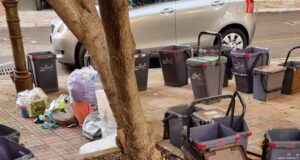 Raccolta differenziata alla cagliaritana: mastelli e sacchetti tutti insieme