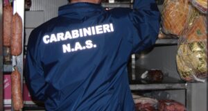 Cibo insieme ai rifiuti, multato ristorante etnico di Cagliari